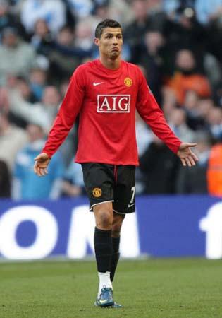 足球假动作心理博弈解析（足球假动作背后的心理较量）