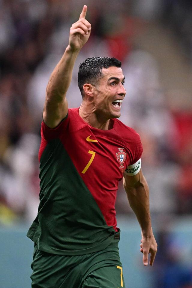 创历史，埃因霍温是首支正式比赛在安菲尔德打进3球的荷兰球队