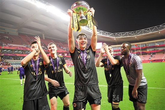 2-0！五大联赛最猛队诞生：三线连续18场不败，同时领跑英超+欧冠（2-0再胜！三线18场不败，英超与欧冠双线领跑，五大联赛最强队坐实）