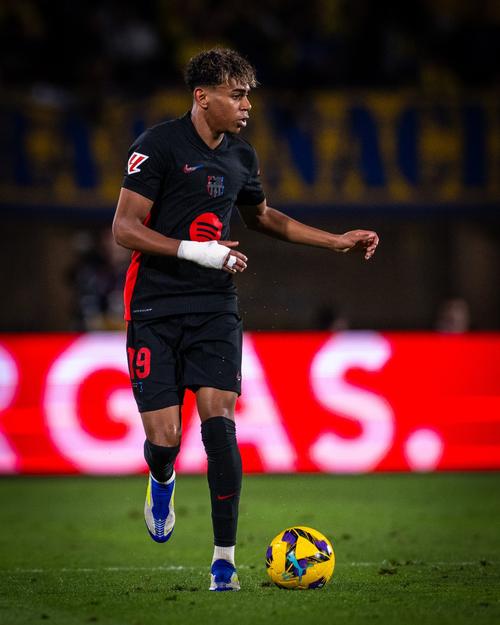 萨拉赫缺席欧冠名单后晒训练照，卡拉格发文力挺利物浦（萨拉赫无缘欧冠名单后晒训练照，卡拉格发文声援利物浦）