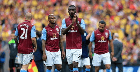 后卫破门后激情亲吻队徽，引球迷共鸣